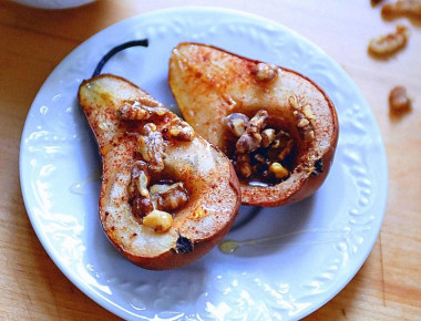 Груши в духовке с сиропом и орехами