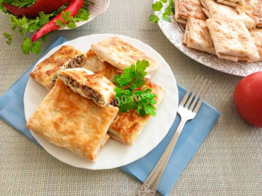 Жареные конвертики из лаваша с сыром и шпротами на сковороде