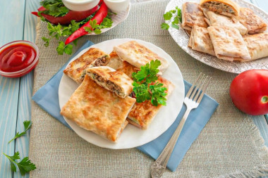 Жареные конвертики из лаваша с сыром и шпротами на сковороде