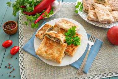 Жареные конвертики из лаваша с сыром и шпротами на сковороде