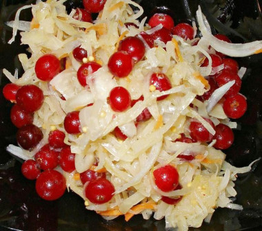 Квашеная капуста с клюквой и яблоком