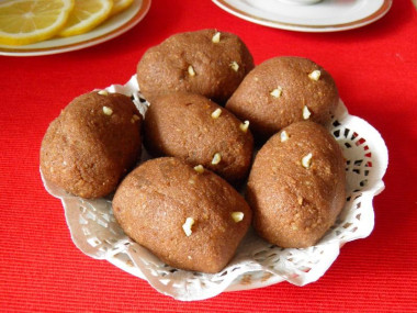 Пирожное Картошка из сухарей с фундуком и сгущенкой