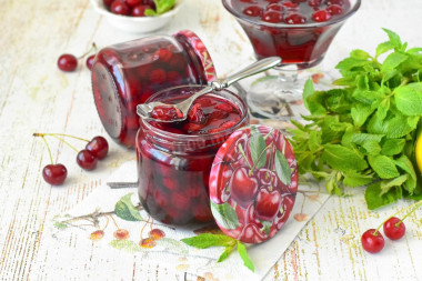 Вишня в собственном соку с косточками