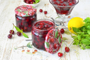 Вишня в собственном соку с косточками