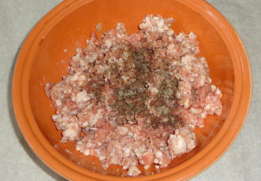 Рецепт - Чебуреки в тонком лаваше с луком и фаршем - Шаг 2 -  Добавить соль и перец в фарш, размешать.