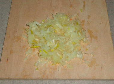Рецепт - Чебуреки в тонком лаваше с луком и фаршем - Шаг 3 -  На крупной терке измельчить очищенный репчатый лук.