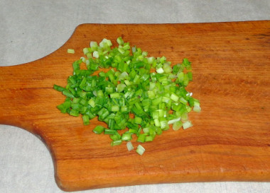 Рецепт - Чебуреки в тонком лаваше с луком и фаршем - Шаг 4 -  Ножом мелко порезать зеленый лук.