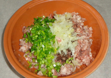 Рецепт - Чебуреки в тонком лаваше с луком и фаршем - Шаг 5 -  Добавить измельченные продукты к фаршу, перемешать.