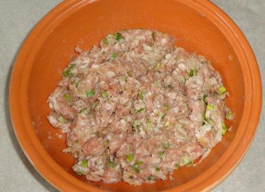 Рецепт - Чебуреки в тонком лаваше с луком и фаршем - Шаг 6 -  Руками или ложкой размешать фарш до однородности.