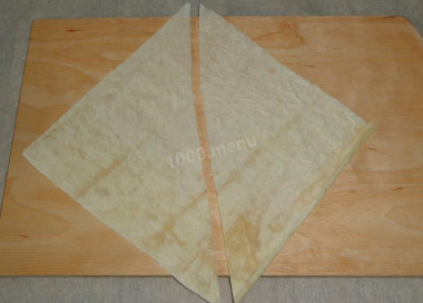 Рецепт - Чебуреки в тонком лаваше с луком и фаршем - Шаг 7 -  Лаваш порезать на треугольники.