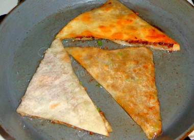 Рецепт - Чебуреки в тонком лаваше с луком и фаршем - Шаг 9 -  Обжарить до золотистого цвета на растительном масле.