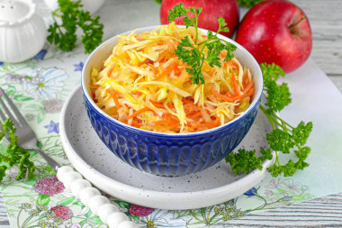 Салат с капустой и яблоком