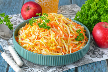 Салат с капустой и яблоком