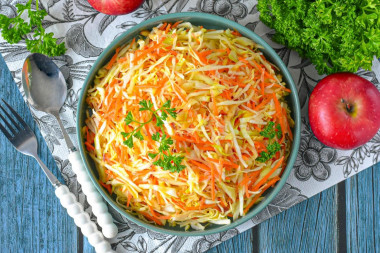 Салат с капустой и яблоком
