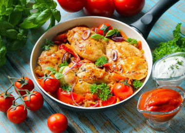 Жареное куриное филе на сковороде с луком