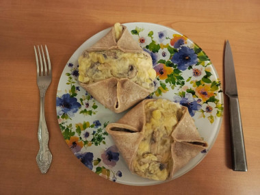 слоёные пирожки с картошкой, грибами и сыром