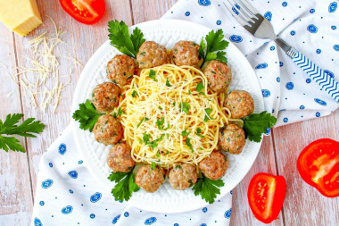 Вермишель с фрикадельками на сковороде
