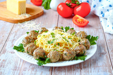 Вермишель с фрикадельками на сковороде