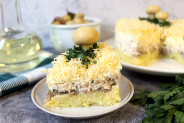 Салат с грудкой и маринованными шампиньонами