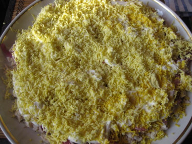 Рецепт - Салат Белый снег - Шаг 9 -  Четвертым слоем выкладываем измельченные желтки.