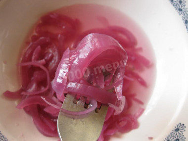 Рецепт - Салат Белый снег - Шаг 2 -  Лук чистим и нарезаем полукольцами, затем замачиваем его в смеси воды и уксуса.