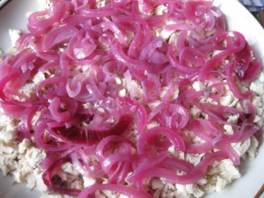 Рецепт - Салат Белый снег - Шаг 5 -  Сверху на филе выкладываем лук.