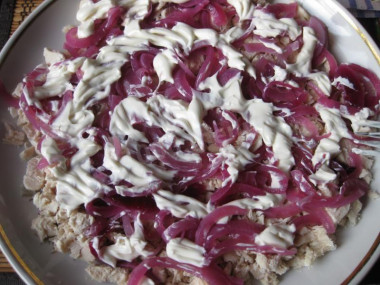 Рецепт - Салат Белый снег - Шаг 6 -  Смазываем его сверху майонезом.