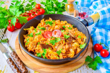 Свежая тушеная капуста с грибами
