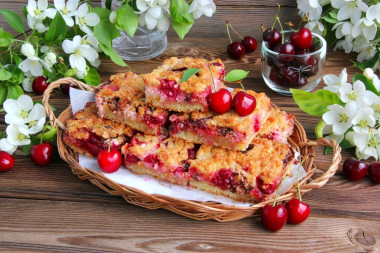 Тертый пирог с творогом и вишней
