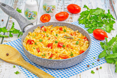 Капуста с помидорами на сковороде