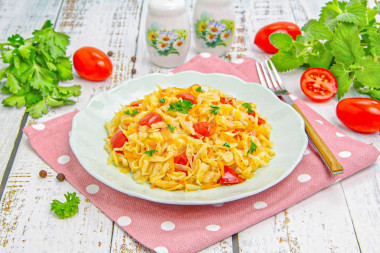 Капуста с помидорами на сковороде