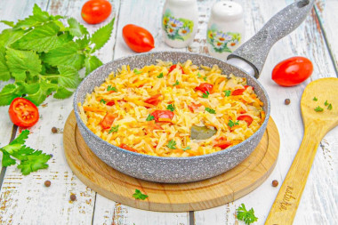 Капуста с помидорами на сковороде