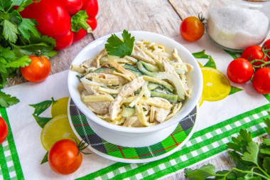 Салат с яичными блинчиками и огурцом