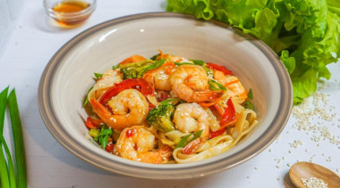 Удон с морепродуктами и овощами