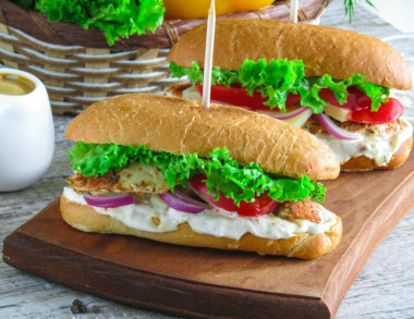 Сэндвич на булочке для хот-догов с жареным куриным филе
