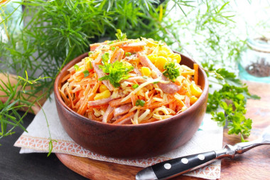 Салат с колбасой сыром и кукурузой
