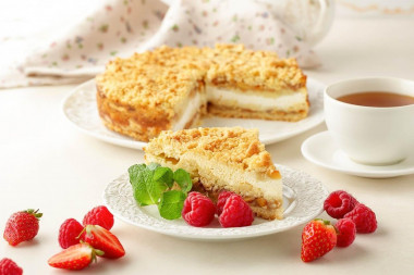 Насыпной пирог с творогом и яблоками в духовке