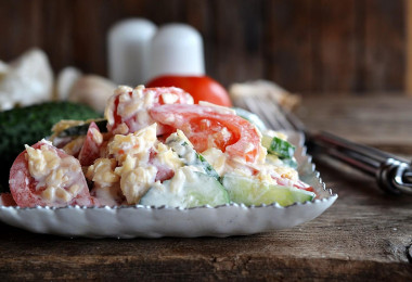 Салат помидоры с огурцами и сыром
