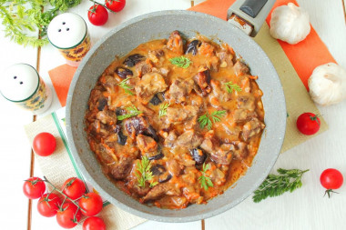 Гуляш с черносливом из говядины