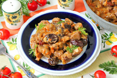 Гуляш с черносливом из говядины