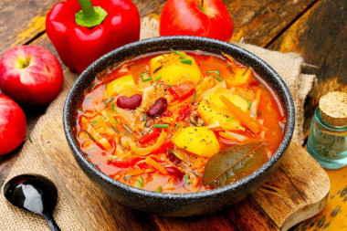 Борщ без мяса с фасолью в казане на костре
