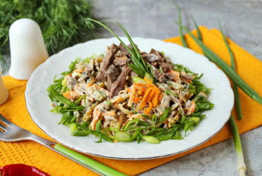 Салат из сердца говяжьего с солеными огурцами, луком