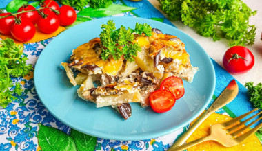 Мясо с баклажанами и картошкой в духовке