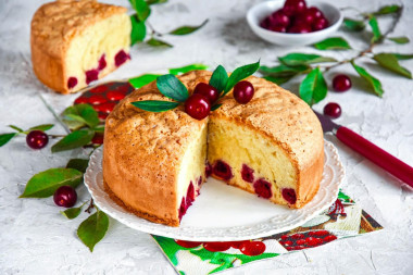 Вишневая шарлотка с вишней в духовке