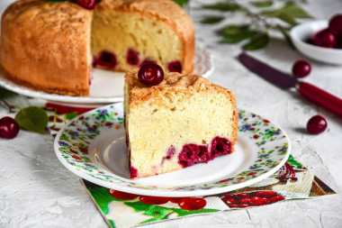 Вишневая шарлотка с вишней в духовке