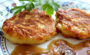 Котлеты картофельные с подливкой из грибов