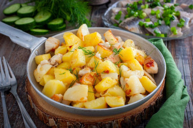 Жареная картошка с куриным филе на сковороде