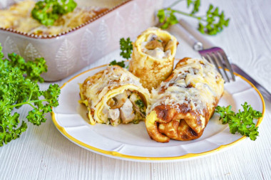 Яичные блинчики с курицей грибами и сыром