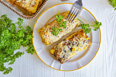 Яичные блинчики с курицей грибами и сыром