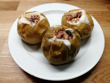Запечённые яблоки с орехами и изюмом в духовке